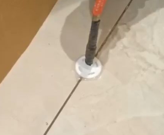 佛坪瓷砖空鼓维修公司专业解答瓷砖在铺贴过程中，如果没有涂抹均匀到位的粘结材料（如水泥砂浆或瓷砖胶），可能会导致以下问题