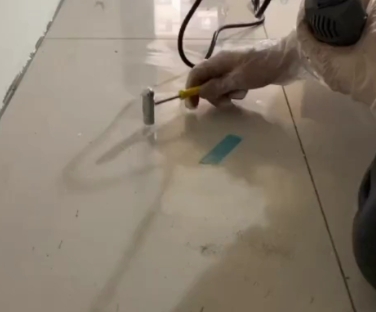 佛坪瓷砖开裂维修公司专业分享瓷砖在铺贴前如果没有沥干水分，将会导致以下问题