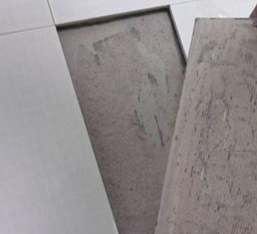 佛坪瓷砖空鼓维修公司分享瓷砖铺贴时如果打浆（即涂抹在瓷砖背面和基层上的砂浆或瓷砖胶）过少，会带来以下问题